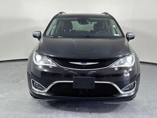 Brilliant Black Crystal Pearlcoat 2018 Chrysler Pacifica Limited