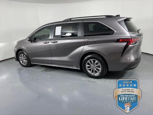 2022 Toyota Sienna LE