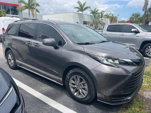 2022 Toyota Sienna LE