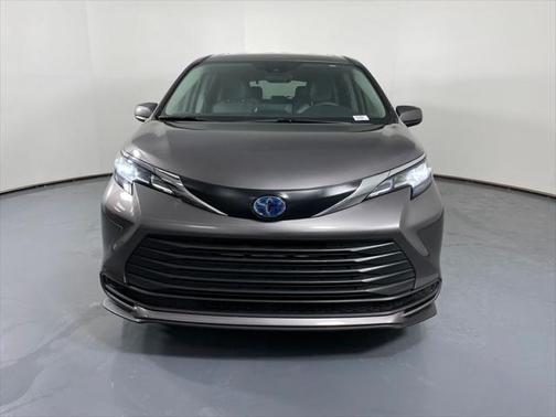 2022 Toyota Sienna LE