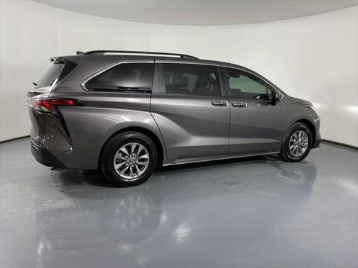 2022 Toyota Sienna LE