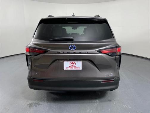 2022 Toyota Sienna LE