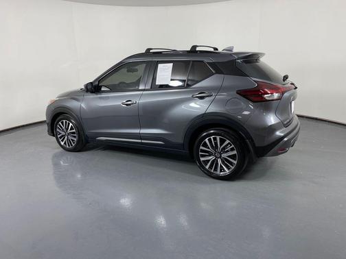 2022 Nissan Kicks SR