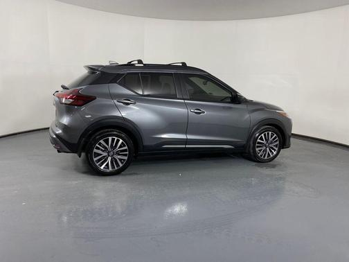 2022 Nissan Kicks SR