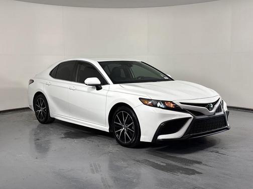 Super White 2021 Toyota Camry SE