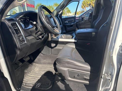 2017 RAM 3500 Laramie Crew Cab 4x4 6'4' Box