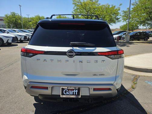 Pearl White Tricoat/Super Black 2022 Nissan Pathfinder SL 4WD