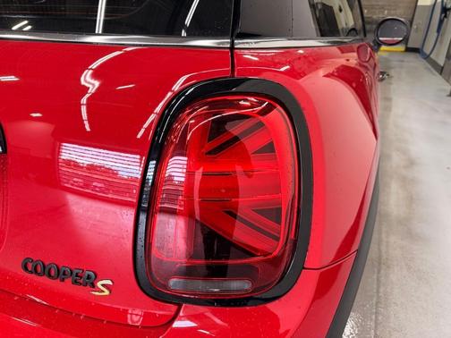 Chili Red 2024 MINI SE Hardtop