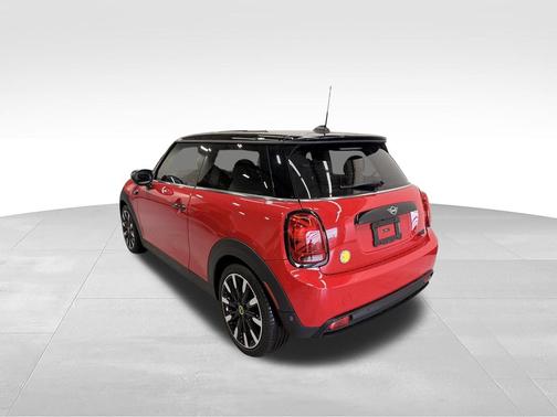 Chili Red 2024 MINI SE Hardtop