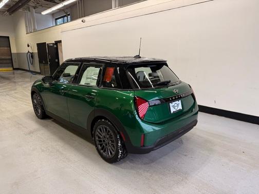British Racing Green Met 2026 MINI Hardtop