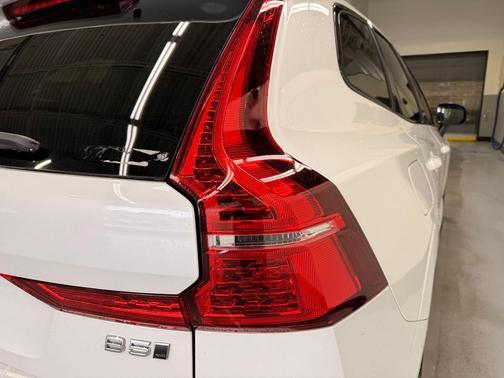 Crystal White 2023 Volvo XC60 B5 Plus Dark Theme