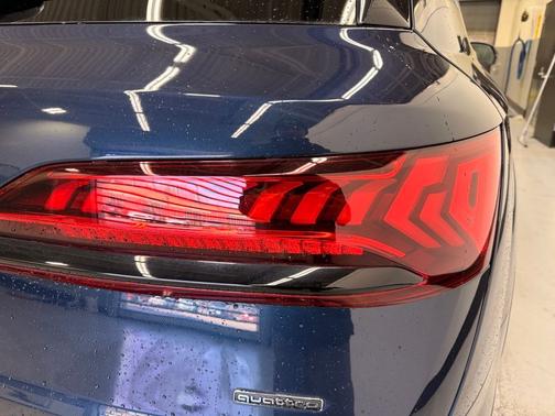 Waitomo Blue Metallic 2023 Audi Q7 45 Premium Plus