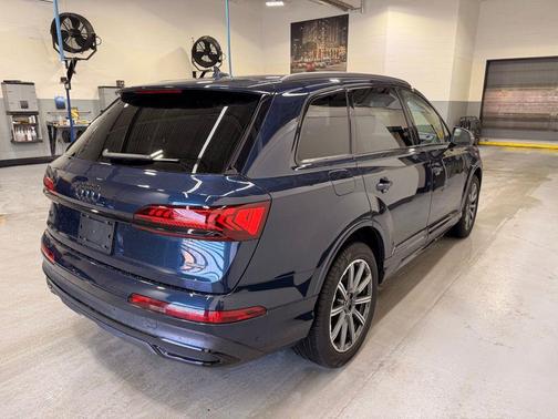 Waitomo Blue Metallic 2023 Audi Q7 45 Premium Plus