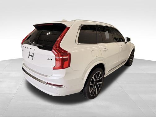 Crystal White 2023 Volvo XC90 B6 Plus 7-Seater