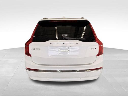 Crystal White 2023 Volvo XC90 B6 Plus 7-Seater