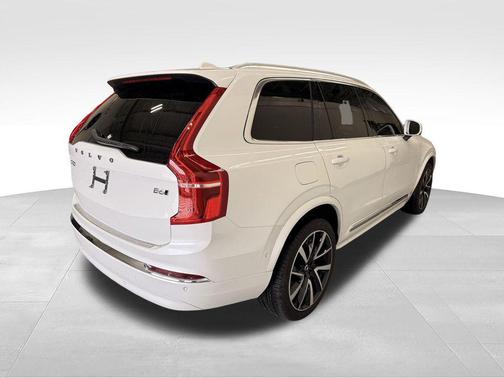 Crystal White 2023 Volvo XC90 B6 Plus 7-Seater