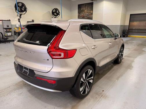 2024 Volvo XC40 B5 Plus Bright Theme