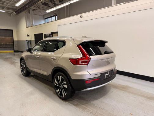 2024 Volvo XC40 B5 Plus Bright Theme