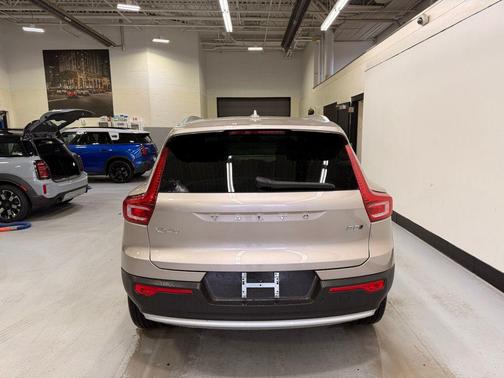 2024 Volvo XC40 B5 Plus Bright Theme