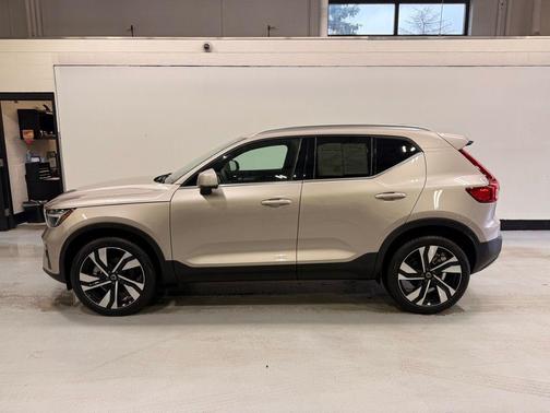 2024 Volvo XC40 B5 Plus Bright Theme