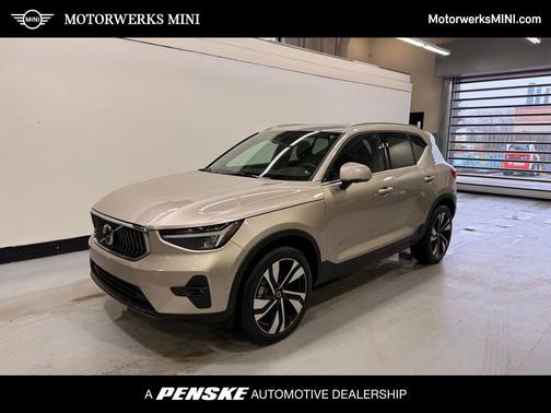 2024 Volvo XC40 B5 Plus Bright Theme