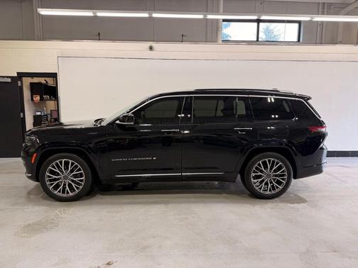 Diamond Black Crystal Pearlcoat 2022 Jeep Grand Cherokee L Summit Reserve