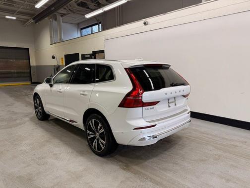 2023 Volvo XC60 B5 Plus Bright Theme