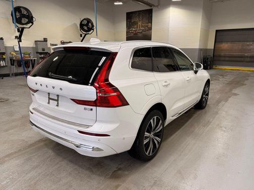 2023 Volvo XC60 B5 Plus Bright Theme