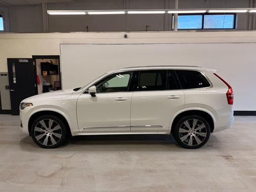 2024 Volvo XC90 B5 Plus Bright Theme