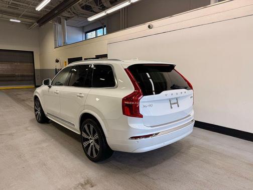2024 Volvo XC90 B5 Plus Bright Theme