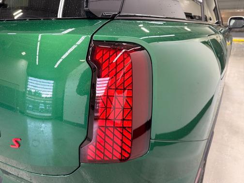 British Racing Green Met 2027 MINI Countryman