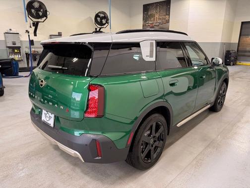 British Racing Green Met 2027 MINI Countryman