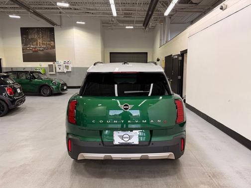 British Racing Green Met 2027 MINI Countryman