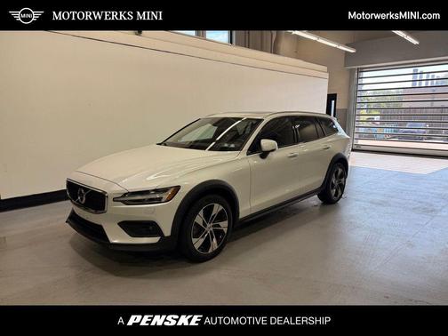 Crystal White 2022 Volvo V60 Cross Country T5
