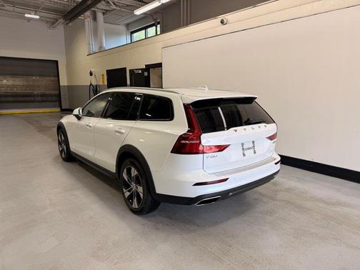 Crystal White 2022 Volvo V60 Cross Country T5