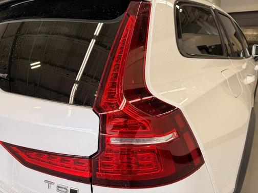 Crystal White 2022 Volvo V60 Cross Country T5