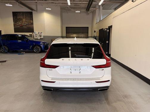 Crystal White 2022 Volvo V60 Cross Country T5