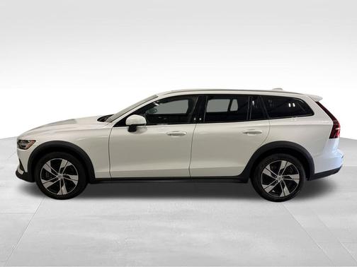 Crystal White 2022 Volvo V60 Cross Country T5