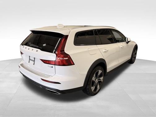 Crystal White 2022 Volvo V60 Cross Country T5