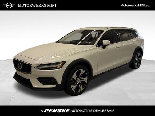 Crystal White 2022 Volvo V60 Cross Country T5