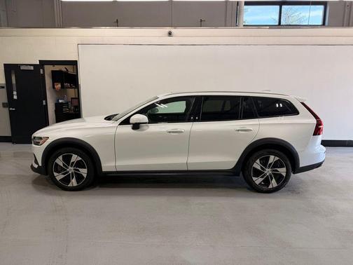 Crystal White 2022 Volvo V60 Cross Country T5