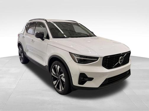 Crystal White Pearl 2025 Volvo XC40 B5 Ultra Dark Theme