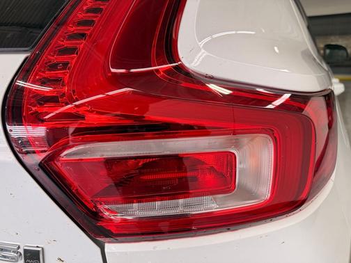 Crystal White Pearl 2025 Volvo XC40 B5 Ultra Dark Theme