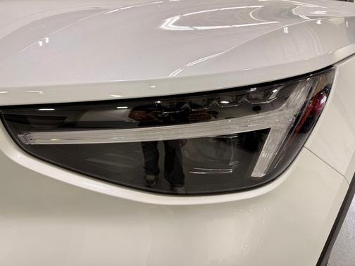 Crystal White Pearl 2025 Volvo XC40 B5 Ultra Dark Theme