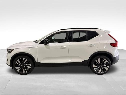 Crystal White Pearl 2025 Volvo XC40 B5 Ultra Dark Theme