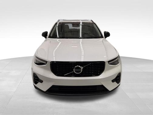 Crystal White Pearl 2025 Volvo XC40 B5 Ultra Dark Theme