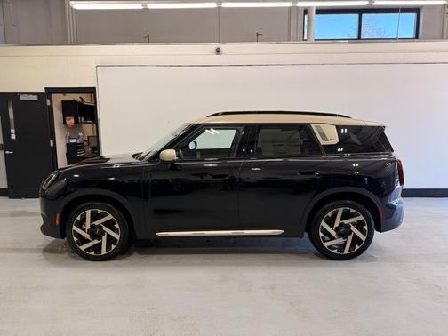 Midnight Black II Metallic 2026 MINI Countryman