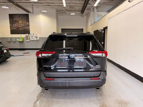2021 Toyota RAV4 Hybrid XLE