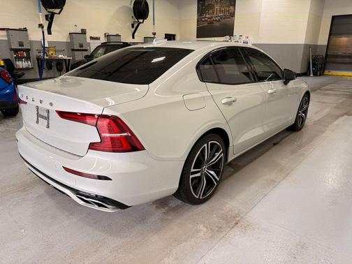 2022 Volvo S60 Recharge Plug-In Hybrid T8 R-Design