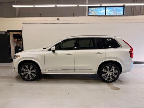 2023 Volvo XC90 Recharge Plug-In Hybrid T8 Plus Bright Theme 7-Seater